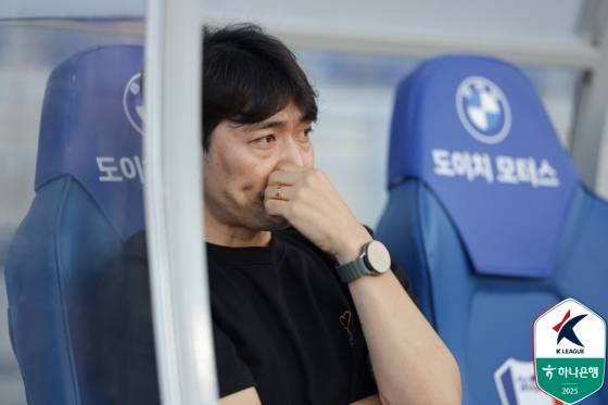 변성환 수원 삼성 감독이 29일 수원월드컵경기장에서 열린 하나은행 K리그2 18라운드 경기 중 그라운드를 바라보고 있다. /사진=한국프로축구연맹 제공