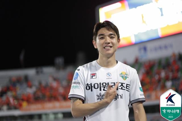 승리 포즈를 취하는 김대원. /사진=한국프로축구연맹 제공