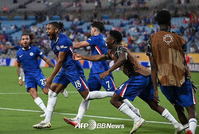 첼시 크리스토퍼 은쿤쿠(왼쪽 두 번째)가 29일(한국시간) 미국 샬럿의 뱅크 오브 아메리카 스타디움에서 열린 벤피카와의 2025 국제축구연맹(FIFA) 클럽 월드컵 16강전에서 연장 후반 골을 터뜨린 뒤 기뻐하고 있다. /AFPBBNews=뉴스1