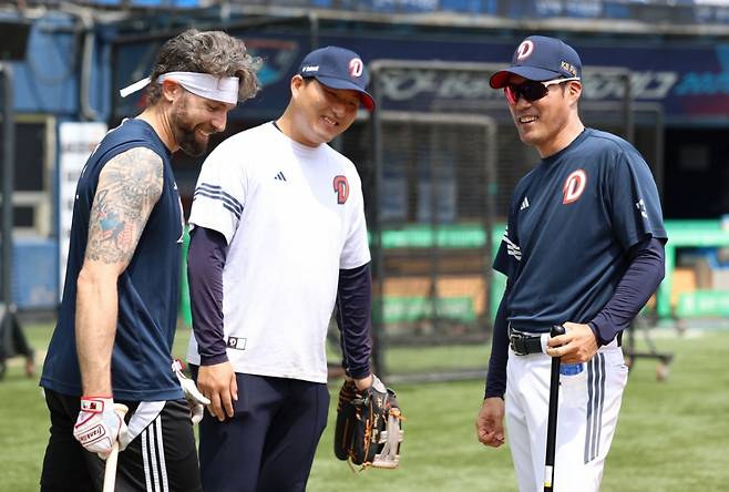 두산 베어스 외국인 타자 제이크 케이브(왼쪽)와 조성환 감독대행. /사진=두산 베어스 제공