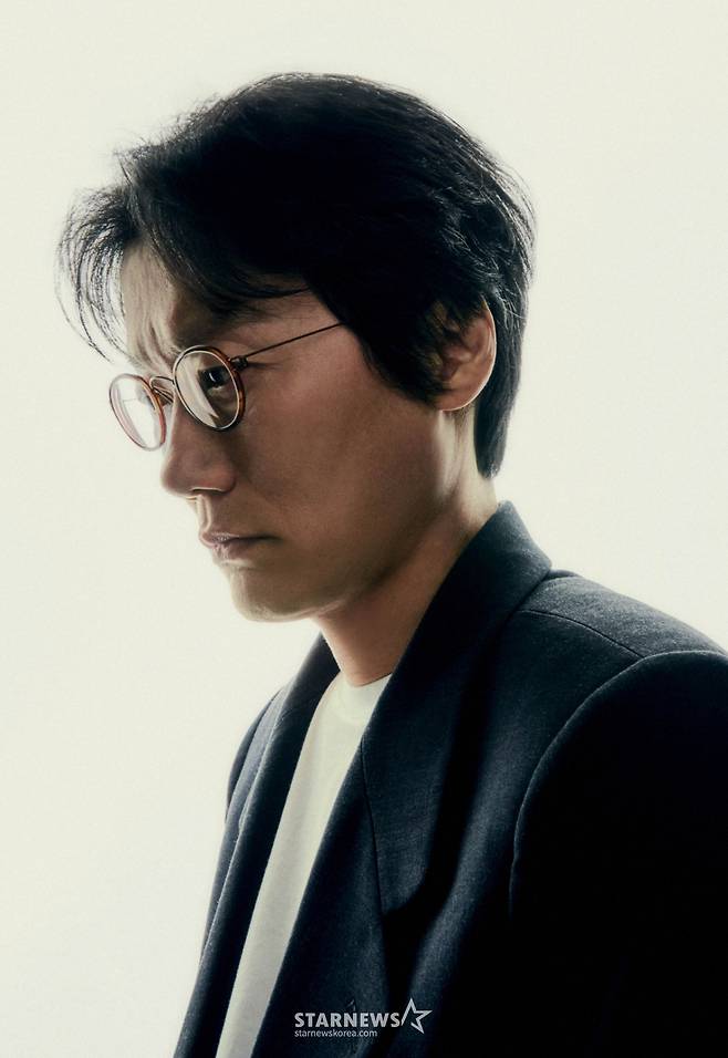 넷플릭스 오리지널 시리즈 오징어게임 시즌3의 황동혁 감독이 30일 진행된 라운드 인터뷰를 위해 포즈를 취하고 있다. /사진제공=넷플릭스 2025.06.30 /사진=이동훈 photoguy@