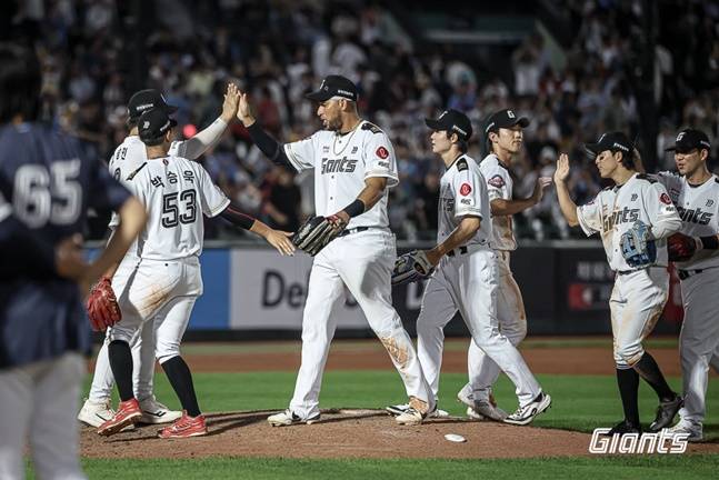 롯데 선수들이 29일 사직 KT전 승리 후 기뻐하고 있다. /사진=롯데 자이언츠 제공