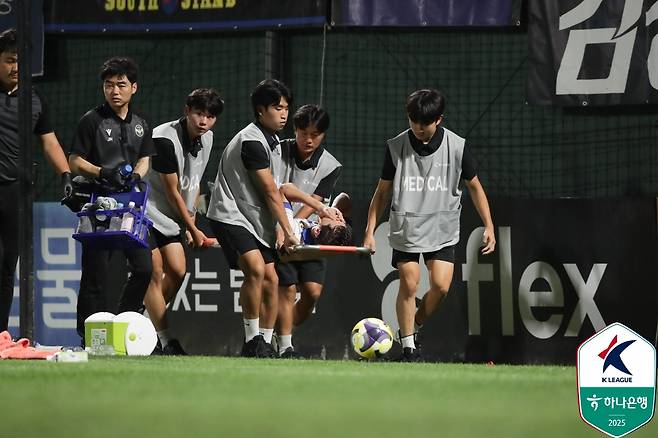 인천 유나이티드 문지환이 29일 김포솔터축구장에서 열린 김포FC전 추가시간 득점 과정에서 무릎 부상을 당한 뒤 들것에 실려 경기장을 빠져나가고 있다. /사진=한국프로축구연맹 제공