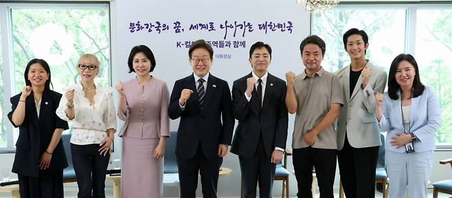 [서울=뉴시스] 고범준 기자 =이재명 대통령과 부인 김혜경 여사가 30일 서울 용산 대통령실 파인그라스에서 열린 문화예술계 수상자 간담회에서 참석자들과 기념촬영을 하고 있다.  왼쪽부터 허가영 영화감독, 조수미 성악가, 김혜경 여사, 이재명 대통령, 박천휴 뮤지컬 작가, 김원석 감독, 박윤재 발레리노, 강유정 대변인. 2025.06.30. bjko@newsis.com /사진=고범준