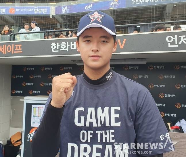 북일고 박준현이 지난 2일 대전 한화생명 볼파크에서 열린 2025 제3회 한화 이글스배 고교·대학 올스타전에서 사진 요청에 응하고 있다. /사진=김동윤 기자