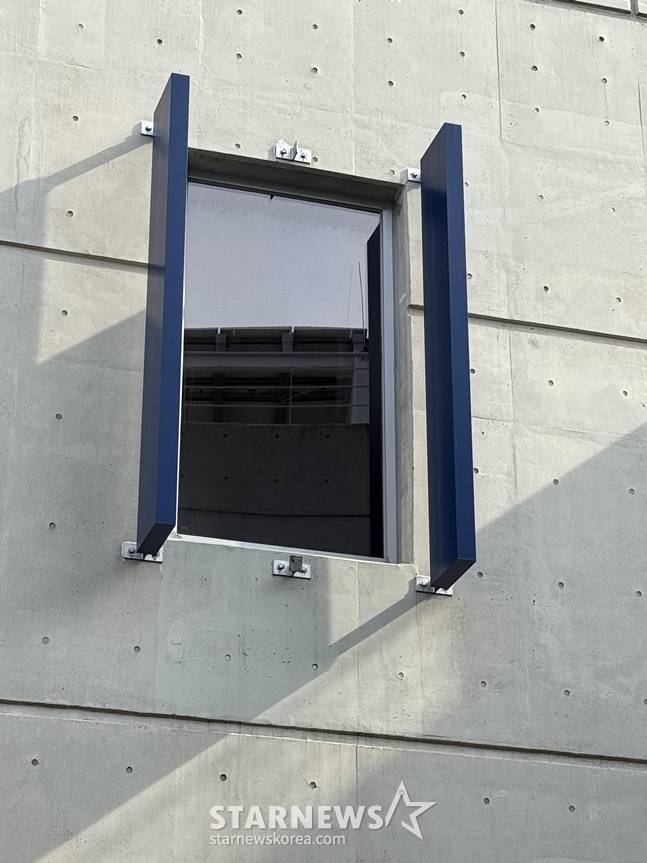 창원NC파크의 알루미늄 루버가 떨어진 부분. /사진=양정웅 기자