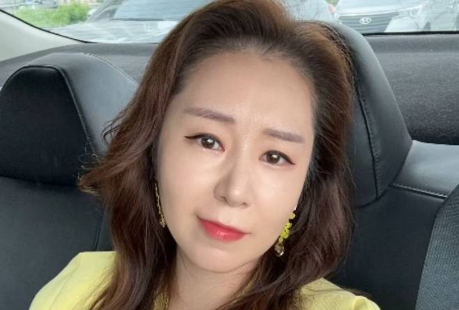 차 안에서 셀카를 찍은 가수 겸 방송인 오윤혜의 모습