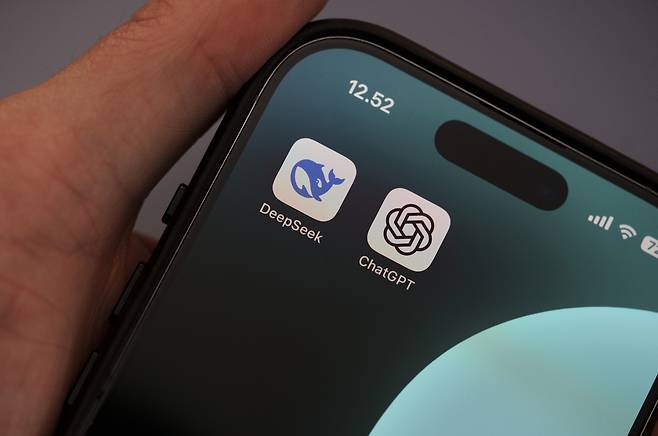 중국의 딥시크와 미국의 챗GPT 앱이 화면에 띄워져 있는  스마트폰 / EPA연합뉴스