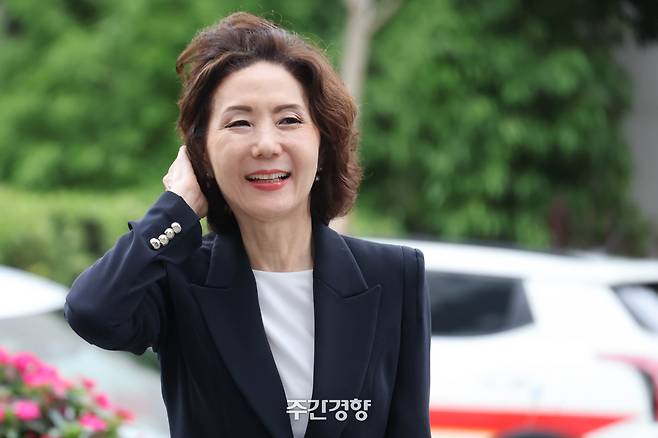 부총리 겸 교육부 장관 내정자로 지명된 이진숙 전 충남대 총장이 30일 서울 여의도에 마련된 인사청문회 사무실로 출근하고 있다. 성동훈 기자