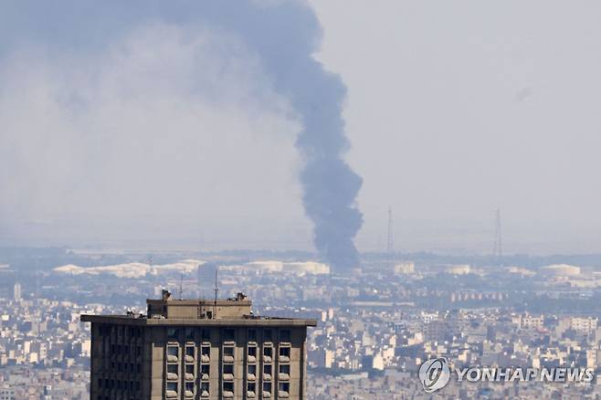 지난 17일(현지시간) 이스라엘이 공습한 이란 테헤란의 정유공장에서 연기가 치솟는 모습. (기사 내용과 직접 관계 없음) [AFP 연합뉴스 자료사진. 재판매 및 DB 금지]