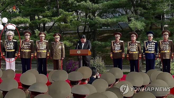 김정은 기록영화에 김명식 전 해군사령관 재등장 (서울=연합뉴스) 북한 조선중앙TV가 29일 방영한 기록영화 '위민헌신의 여정, 새로운 변혁의 2024년'에 김명식 전 해군사령관(빨간색 동그라미)의 모습이 삭제되지 않은 채 등장했다. 북한은 앞서 지난 13일 방영한 구축함 '강건호' 진수기념식 영상에서 김정은 국무위원장의 지난 3월 함선건조사업 현지시찰 사진을 재공개하면서 당초 김 위원장과 함께 있던 김명식 전 해군사령관을 완전히 삭제한 채 편집해 내보냈다. [조선중앙TV 화면] 2025.6.29 
    [국내에서만 사용가능. 재배포 금지. For Use Only in the Republic of Korea. No Redistribution] nkphoto@yna.co.kr