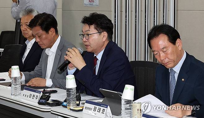 기재부 업무보고, 발언하는 이한주 위원장 (세종=연합뉴스) 배재만 기자 = 국정기획위원회 이한주 위원장이 18일 정부세종컨벤션센터에서 열린 경제1분과 기획재정부 업무보고에서 인사말을 하고 있다. 2025.6.18 scoop@yna.co.kr