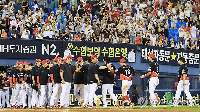 승리 환호하는 KIA (서울=연합뉴스) 최재구 기자 = 29일 서울 잠실야구장에서 열린 프로야구 2025 신한 SOL 뱅크 KBO리그 KIA 타이거즈와 LG트윈스의 경기에서 승리한 KIA 선수들이 경기 후 환호하고 있다. 2025.6.29 jjaeck9@yna.co.kr