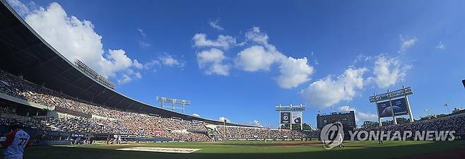 무더운 날씨에도 가득 찬 잠실구장 (서울=연합뉴스) 최재구 기자 = 29일 서울 잠실야구장에서 열린 프로야구 2025 신한 SOL 뱅크 KBO리그 KIA 타이거즈와 LG트윈스의 경기. 무더운 날씨에도 관중석이 가득 차 있다. 2025.6.29 jjaeck9@yna.co.kr