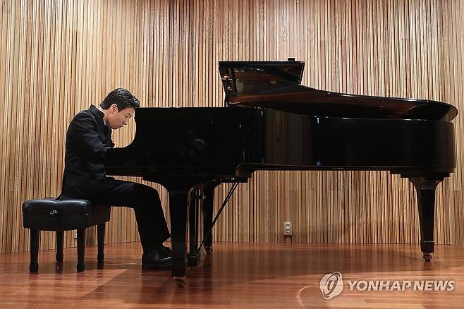 롱티보 국제콩쿠르 우승 김세현 피아니스트 (서울=연합뉴스) 강민지 기자 = 피아니스트 김세현이 26일 서울 종로구 세종문화회관 서클홀에서 열린 기자간담회에서 피아노 연주를 하고 있다. 2025.6.26 mjkang@yna.co.kr