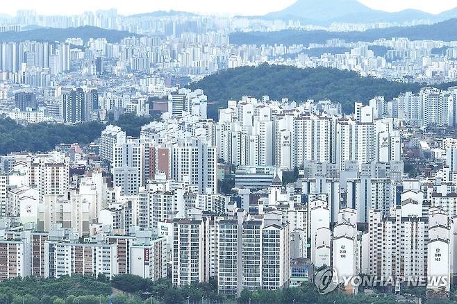 주담대 6억 제한. 아파트 대출 감소 타격 규모는? (서울=연합뉴스) 서대연 기자 = 정부가 6억원 이상 주택담보대출을 금지하는 초고강도 대출 규제를 시행하며 서울 아파트의 74%, 18개 구의 대출 감소 타격이 있을 것으로 보이는 가운데 29일 서울 시내 아파트 단지의 모습. 2025.6.29 dwise@yna.co.kr