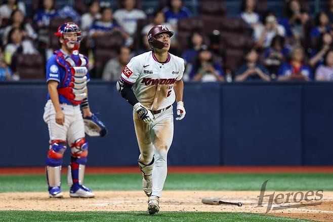 타구 궤적을 눈으로 좇는 송성문 [키움 히어로즈 제공. 재판매 및 DB 금지]