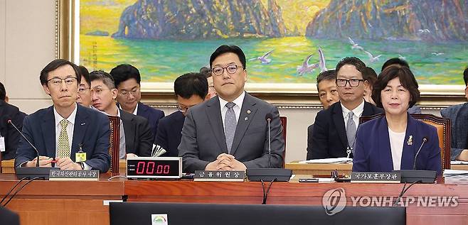 국회 정무위 참석한 김병환 금융위원장과 강정애 국가보훈부 장관 (서울=연합뉴스) 김주형 기자 = 30일 국회에서 열린 정무위원회 전체회의에 참석한 정정훈 한국자산관리공사 사장(왼쪽부터), 김병환 금융위원장, 강정애 국가보훈부 장관이 의원들의 인사말 등을 경청하고 있다. 2025.6.30 kjhpress@yna.co.kr