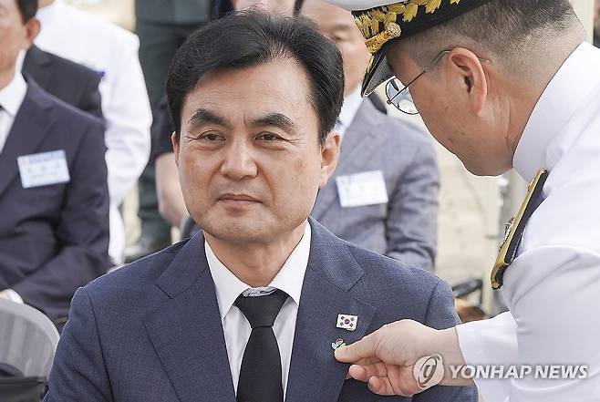 제2연평해전 승전 기념식 참석한 안규백 국방부 장관 후보자 (평택=연합뉴스) 홍기원 기자 = 안규백 국방부 장관 후보자가 29일 경기도 평택시 해군 2함대사령부 충무동산에서 열린 '제2연평해전 승전 23주년 기념식'에 참석해 배지를 달고 있다. 2025.6.29 [공동취재] xanadu@yna.co.kr