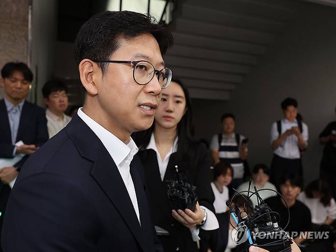 답변하는 배경훈 후보자 (서울=연합뉴스) 서명곤 기자 = 배경훈 과학기술정보통신부 장관 후보자가 24일 서울 종로구 광화문우체국에 마련된 인사청문회 준비 사무실로 출근하며 취재진의 질문에 답하고 있다. 2025.6.24 seephoto@yna.co.kr