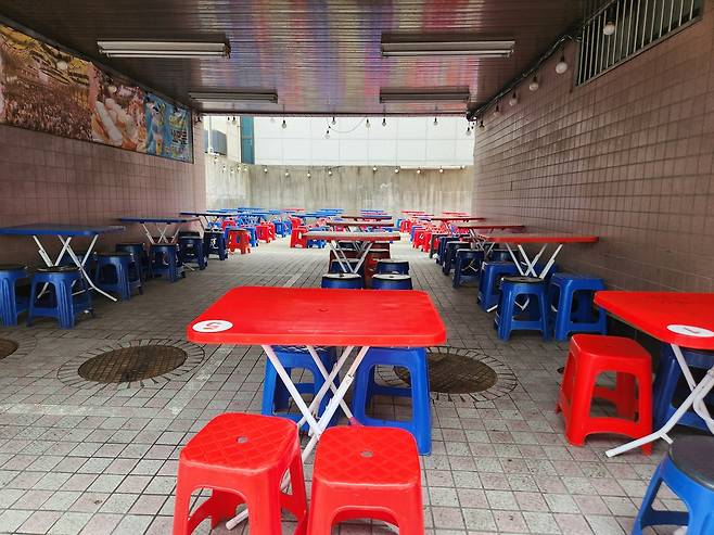 을지로3가 맥주골목에 펼쳐진 야외 테이블 [촬영 김준태]