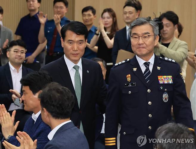 취임식 참석하는 박성주 국가수사본부장 (서울=연합뉴스) 최재구 기자 = 박성주 경찰청 신임 국가수사본부장(오른쪽)이 30일 서울 서대문구 경찰청 어울림마당에서 열린 본인의 취임식에 참석하고 있다. 2025.6.30 jjaeck9@yna.co.kr