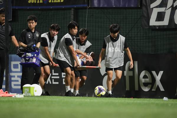 지난달 29일 김포솔터축구장에서 열린 K리그2 김포FC 와 인천 유나이티드의 경기에서 후반 추가시간에 만회골을 넣은 후 부상 당한 문지환이 고통을 호소하며 실려나가고 있다. /한국프로축구연맹 제공
