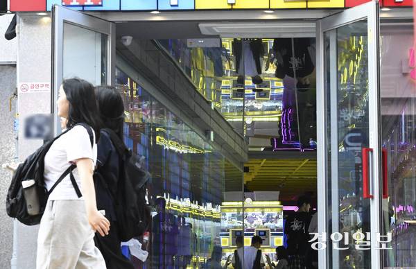 전국 대부분 지역에 폭염특보가 발효된 1일 수원시 한 점포에서 냉방기기를 가동한 채 문을 연 ‘개문냉방’을 하고 있다. 여름철 더위가 본격화하며 전력 수요가 높아질 것으로 예상되는 가운데 원활한 에너지 수급을 위해 개문냉방 자제가 요구된다. 2025.7.1 /이지훈기자 jhlee@kyeongin.com