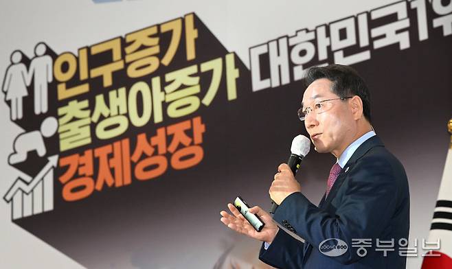 유정복 인천시장이 1일 인천시 남동구 인천시청 대회의실에서 열린 민선8기 출범 3주년 기자회견에 참석해 '인천의 변화와 결실, 그리고 2030 인천'을 주제로 시정 성과와 향후 비전에 대해 설명하고 있다.정선식기자