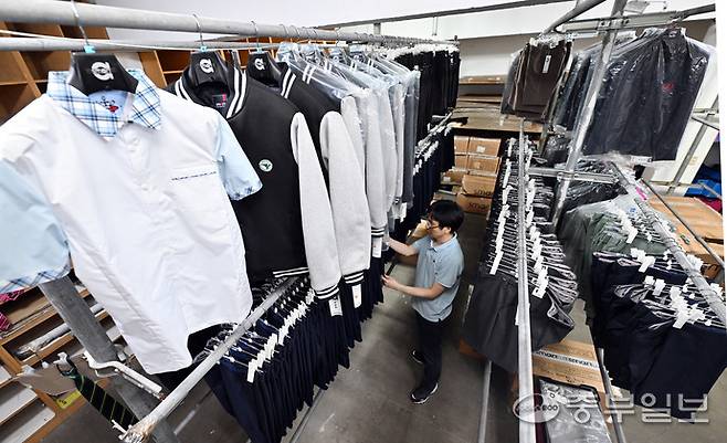 경기도교육청이 도내 학교에서의 교복과 관련된 민원을 해소하고자 각 학교에 개선안을 제시하면서 교복 자율화를 선택할 수 있는 폭을 넓혀 경기도 내 교복업체가 곤란을 겪고 있는 가운데 1일 수원 시내 한 교복업체에 관계자가 재고 물량을 확인하고 있다. 노민규기자