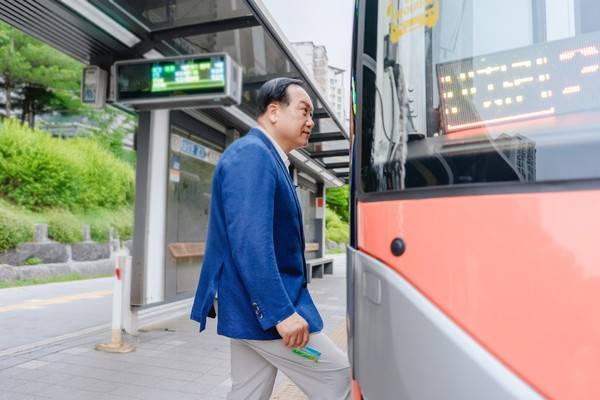 이권재 오산시장이 서울역행 5104번 광역버스에 올라타고 있다. [사진=오산시]