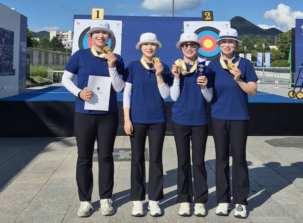 인천시청 양궁팀이 제43회 대통령기 전국 남·여 양궁대회에서 여자 단체전 우승을 차지한 뒤 기념사진을 찍고 있다. <인천시체육회 제공>