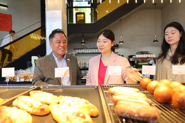 ▲ 이겸하 대표가 여명구 충청투데이 사장에게 겸하당에서 만든 60여가지 빵을 설명하고 있다. 사진=김진로 기자