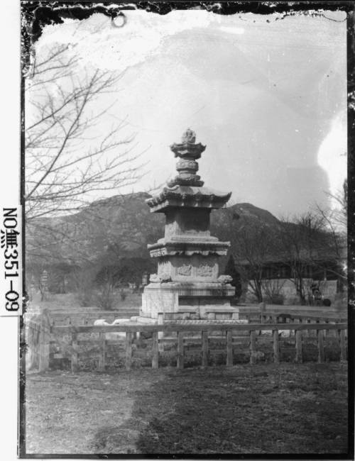 ◇1932년께 경복궁에서 촬영된 원주법천사지 지광국사현묘탑. 탑 뒤편으로 길을 따라 다른 탑들이 서 있는 모습들이 보인다. 사진=국립중앙박물관