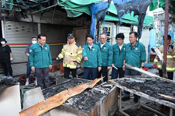 최학범 경남도의회 의장이 지난해 9월 4일 창원시 마산 어시장 화재 피해 현장을 둘러보고 있다. / 경남도의회