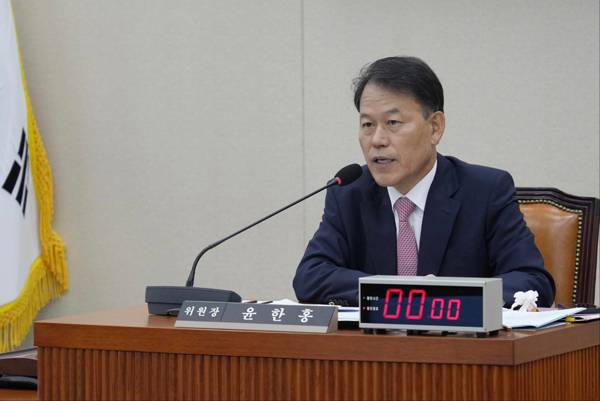 윤한홍 정무위원장이 국회 정무위원회 전체회의에서 발언하고 있다. / 윤한홍 의원실