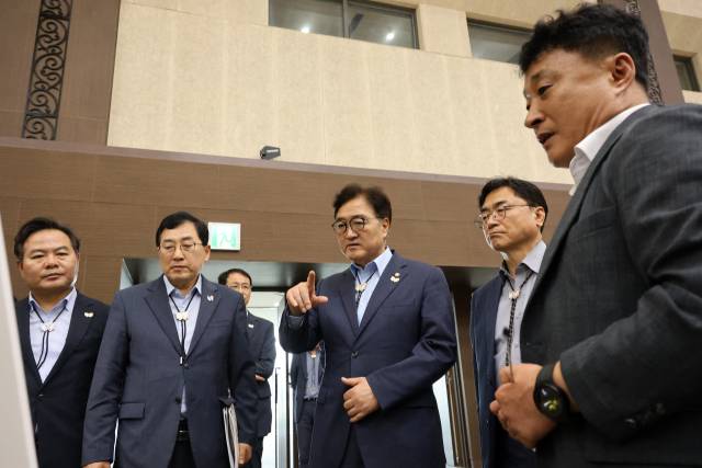 아시아태평양경제협력체(APEC) 정상회의 준비현황을 살펴보기 위해 1일 경북 경주화백컨벤션센터를 방문한 우원식 국회의장(가운데)이 김상철 경북도 APEC 준비지원단장으로부터 설명을 듣고 있다. 연합뉴스
