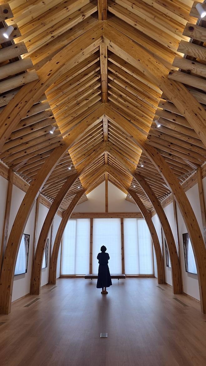 치유의 집 더안미술관은 한옥이지만 고딕양식의 성당같은 분위기로 관람객을 압도한다.