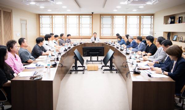 구미시청 국제통상협력실에서 김장호 시장 주재로 관계자 20여명이 참석한 가운데 열리고 있는 '2025 달달한 낭만야시장'결과보고회.