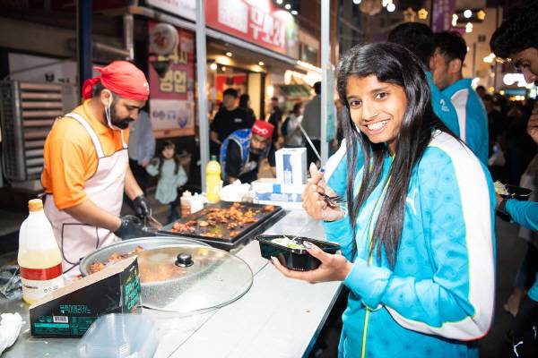 인동시장에서 열린 '2025 달달한 낭만야시장'에 아시아육상경기선수권대회에 참가한 외국 선수들도 함께 즐기고 있다.