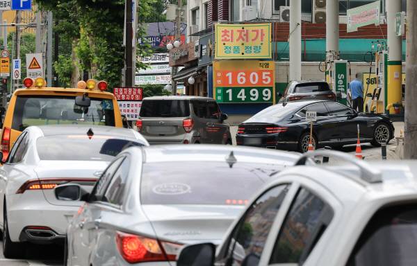 29일 서울 시내 한 주유소에서 주유하려는 차들이 대기하고 있다. 국내 주유소 휘발유와 경유의 주간 평균 가격은 2주 연속 상승했다. 오피넷에 따르면 6월 넷째 주(22∼26일) 전국 주유소 휘발유 평균 판매가는 지난주보다 L당 27.7원 오른 1천663.2원이었다.연합
