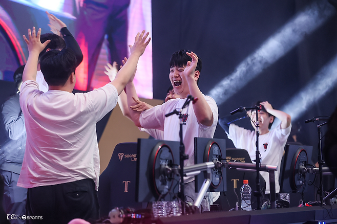 '패패승승승'의 역전 드라마로 우승 팀이 된 악마.