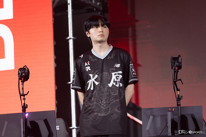 kt '홈 커밍데이'서 '비디디' 곽보성이 착용한 영조 대왕 유니폼