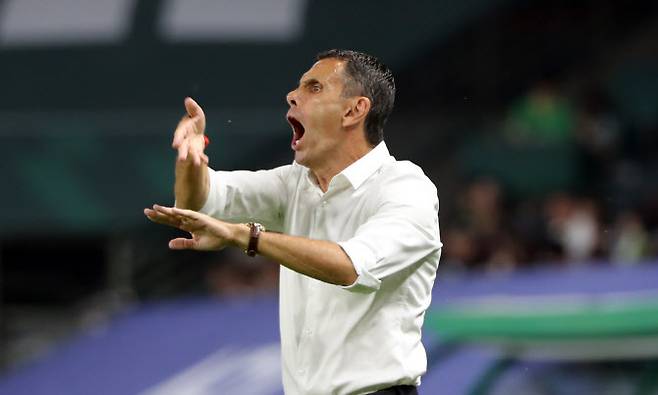 전북현대 거스 포옛 감독이 선수들에게 지시를 하고 있다. 사진=연합뉴스