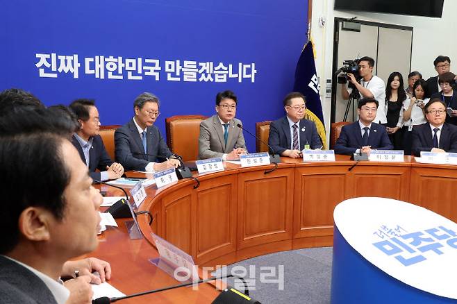 진성준 더불어민주당 정책위의장이 30일 서울 여의도 국회에서 열린 민주당-경제단체 상법 간담회에서 발언을 하고 있다. 오른쪽부터 이동근 한국경영자총협회 부회장, 이정문 정책위 수석부의장, 박일준 대한상공회의소 부회장, 진 정책위의장, 김창범 한국경제인협회 부회장.(사진=노진환 기자)