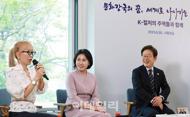 이재명 대통령과 김혜경 여사가 30일 서울 용산 대통령실 파인그라스에서 열린 문화예술계 수상자 간담회에서 조수미 성악가의 발언을 듣고 있다 (사진=대통령실통신사진기자단)