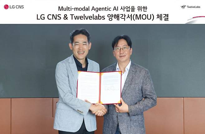 LG CNS AI센터장인 진요한 상무(왼쪽), 김윤 트웰브랩스 CSO가 영상 AI 기술 협력을 위한 업무협약을 체결하고 있다.(사진=트웰브랩스)