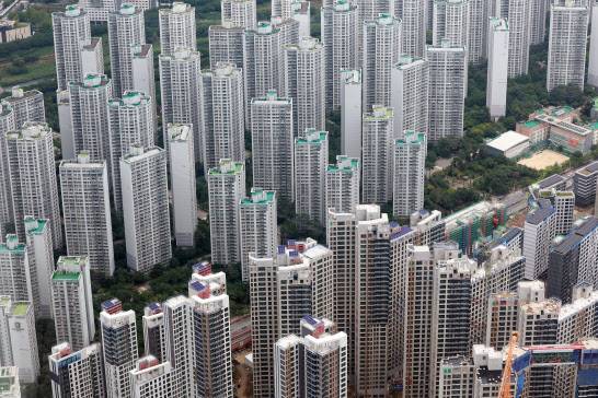 서울 송파구 롯데월드타워 전망대 서울스카이에서 바라본 서울 시내 아파트 단지 모습.(사진=연합뉴스)