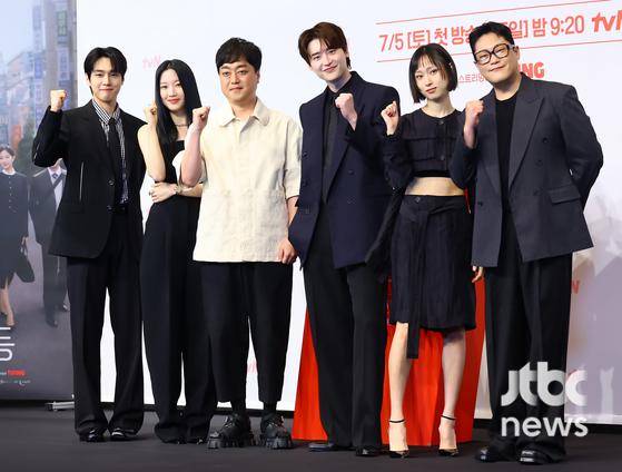 1일 오후 서울 구로구 더링크호텔에서 tvN 새 토일 드라마 '서초동' 제작발표회가 열렸다. 박승우 연출, 배우 이종석, 문가영, 강유석, 류혜영, 임성재가 참석했다. 박세완 엔터뉴스팀 기자 park.sewan@jtbc.co.kr