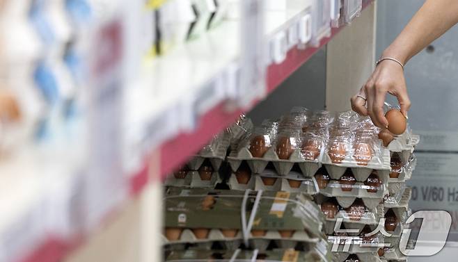 서울 시내의 한 대형마트를 찾은 시민이 계란을 고르고 있다. 2025.6.22/뉴스1 ⓒ News1 이승배 기자